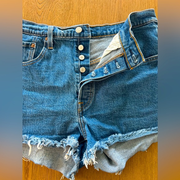 Levi’s Mom shorts - Picture 2 of 4